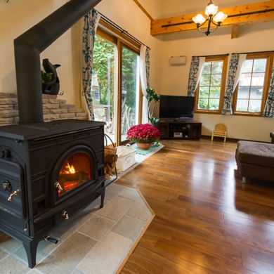 薪ストーブの暖かさに囲まれる北欧デザインの家